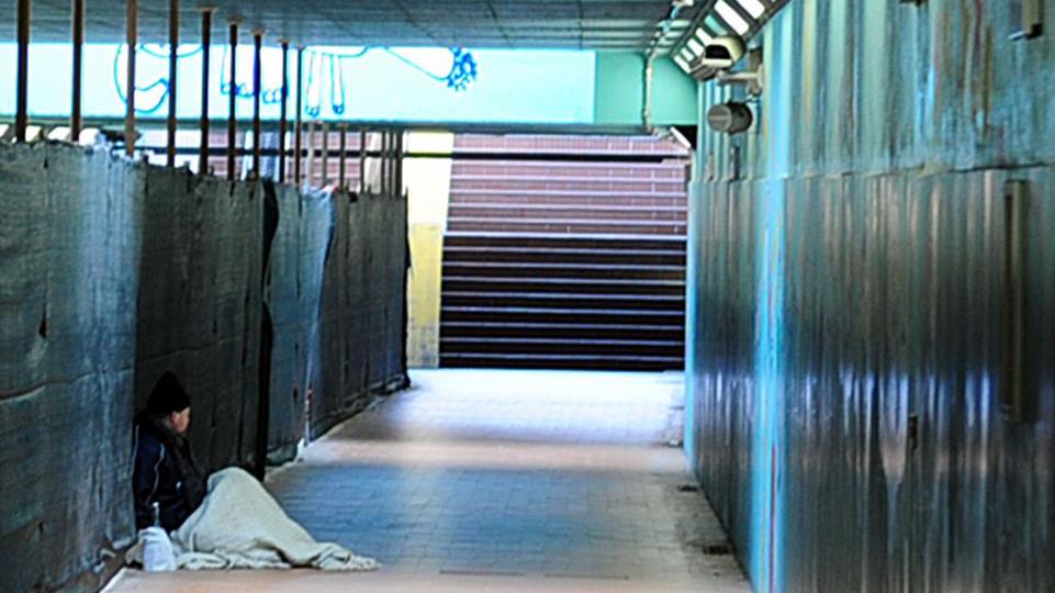 Modena, senzatetto vive da 18 anni dentro la stazione