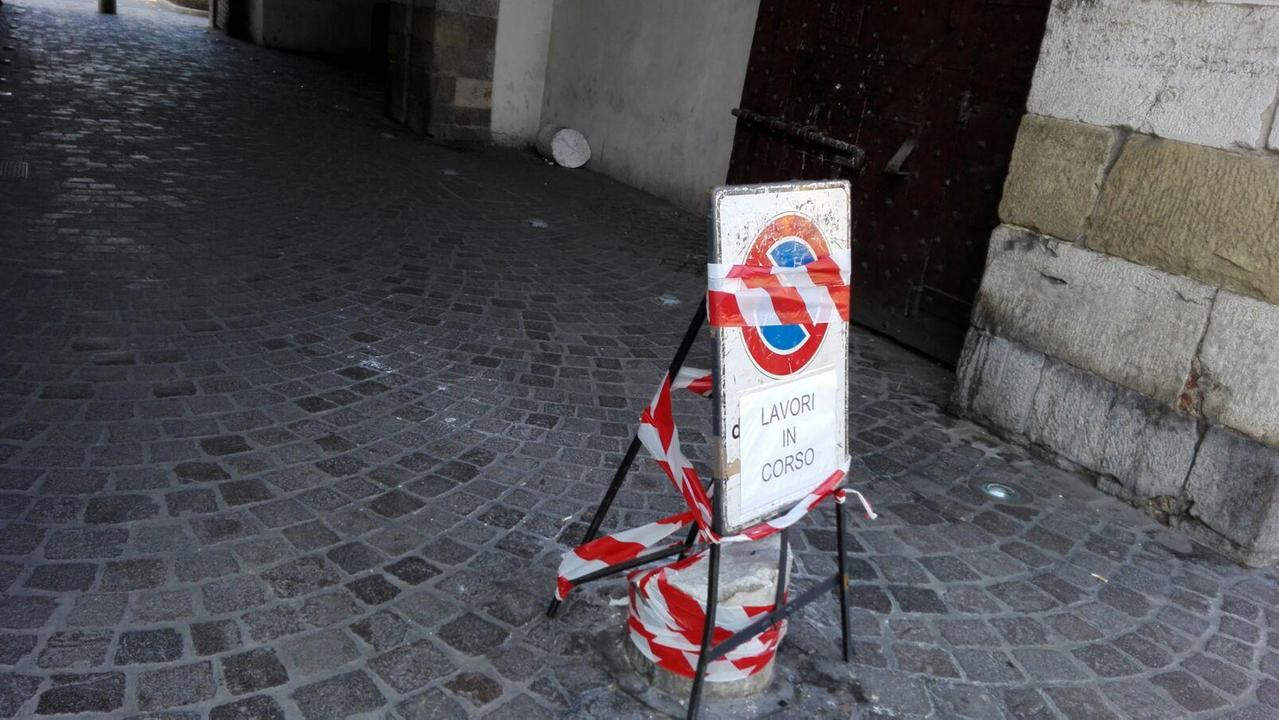 Il pilone spezzato e, sullo sfondo, il pezzo rimasto all'interno della porta