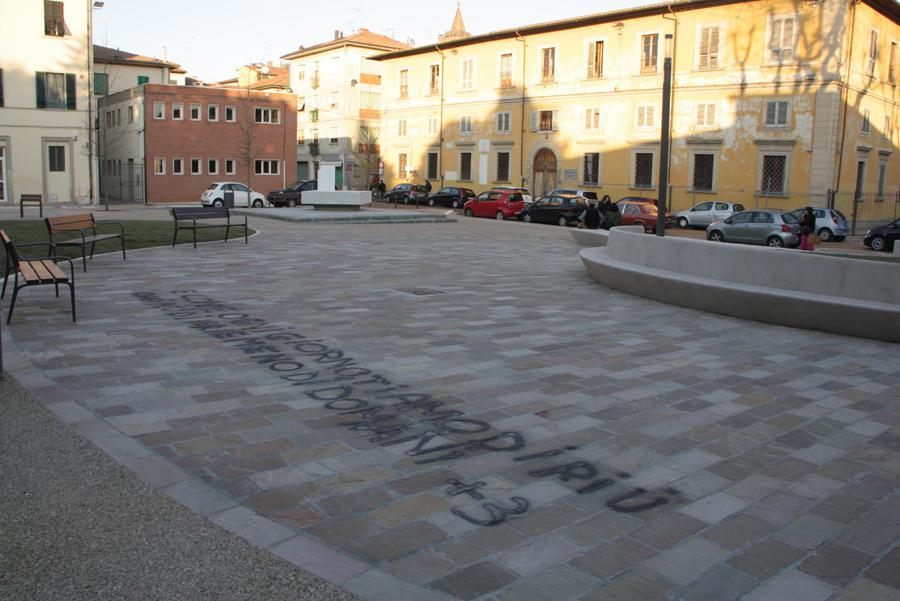 La scritta comparsa in piazza XXIV Luglio