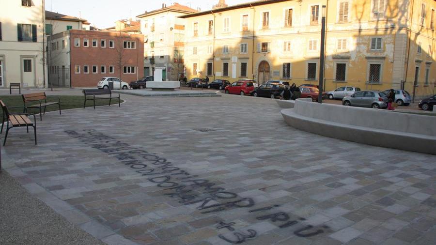 La scritta comparsa in piazza XXIV Luglio