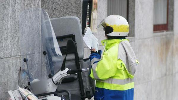 Un portalettere di Poste italiane (Foto d'archivio)