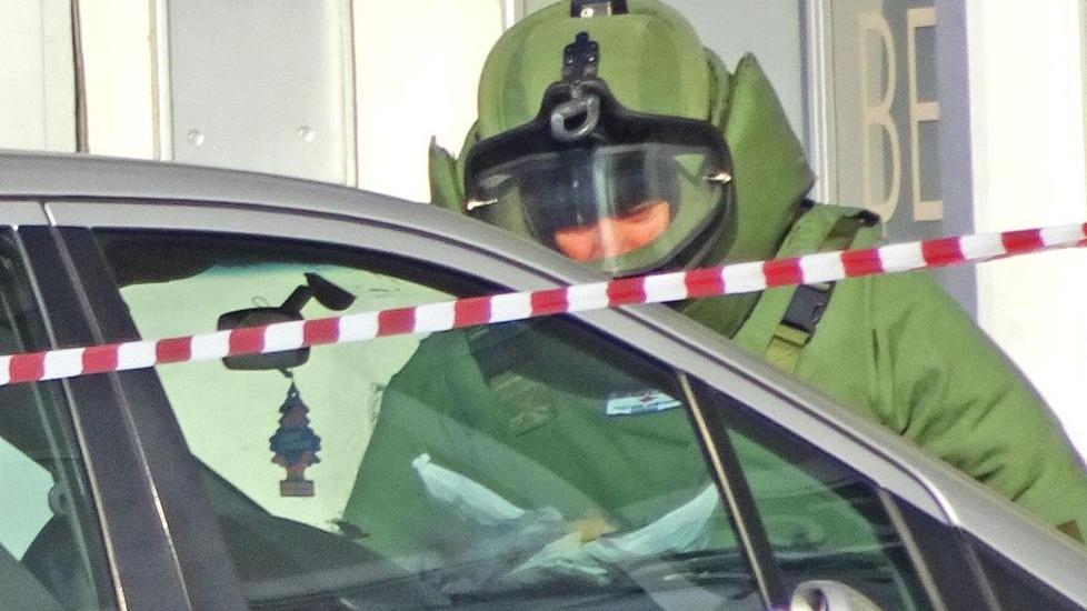 Trova una bomba sul parabrezza Artificieri in azione, strada bloccata