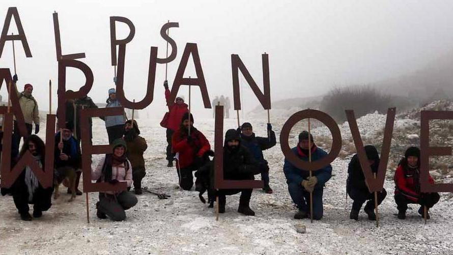 «No ai camion del marmo» Flash mob sulle Apuane