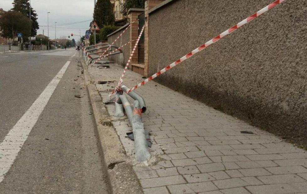 Demolite le barriere sul marciapiede 