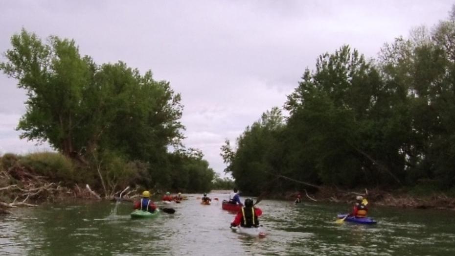 Divertirsi con lo sport su un fiume sicuro