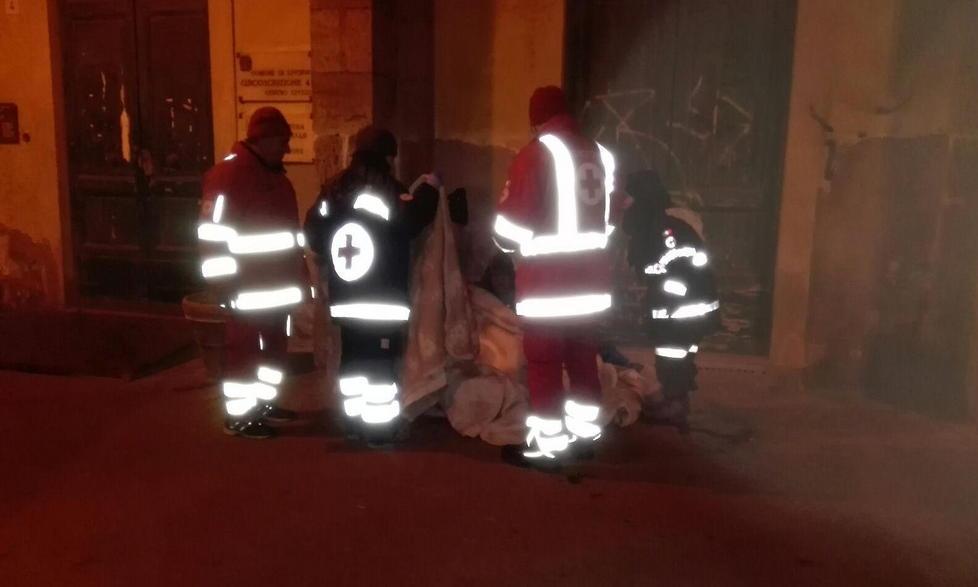 Coperte a un clochard in via Menasci