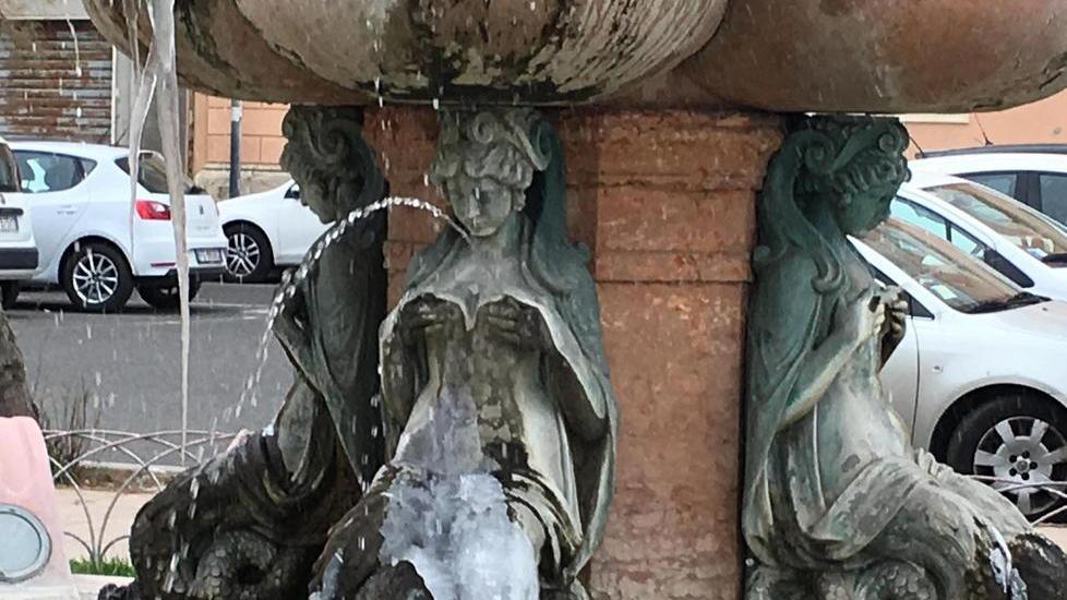 Il Nettuno con le stalattiti ghiacciate