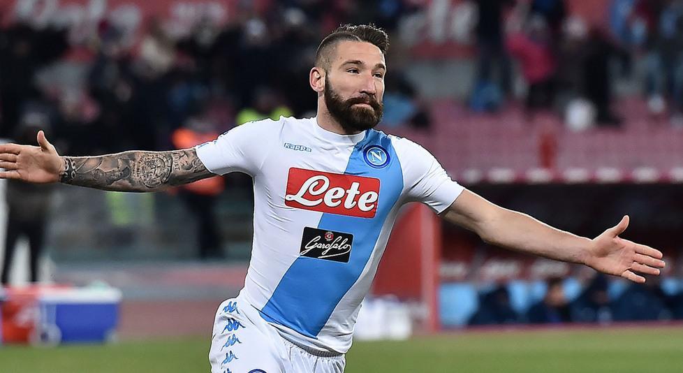 Il gol, la dedica e Napoli ai suoi piedi 