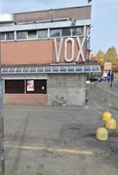Scippo e saccheggi nelle auto del parcheggio al Vox