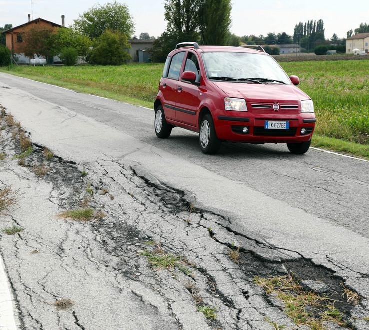 Strade, il primo intervento in via Monsignore di Sopra 