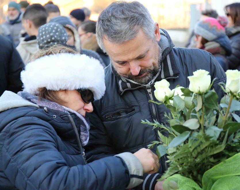 Una marcia commossa per ricordare Erika 