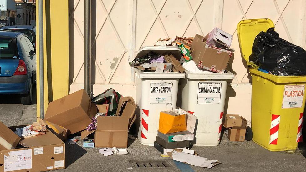 Rifiuti, la Darsena scoppia: la protesta dei ristoranti