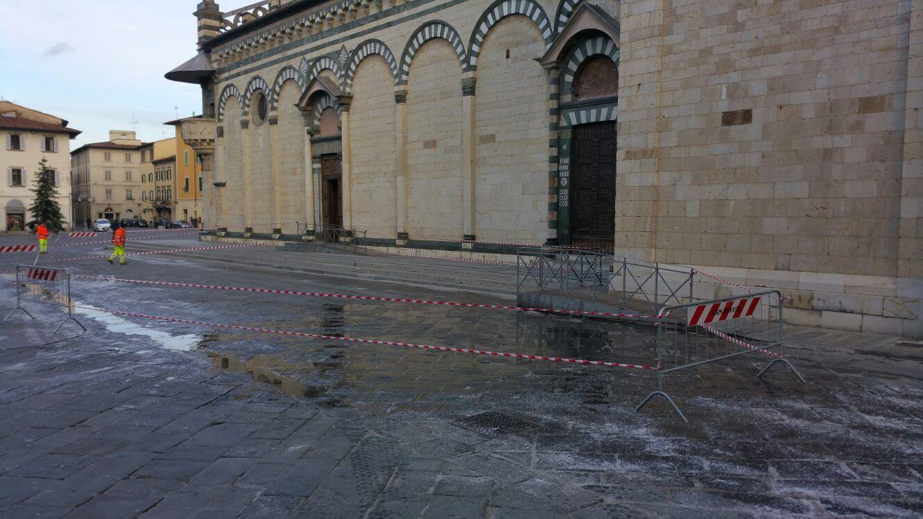 La mega perdita d'acqua in piazza Duomo 