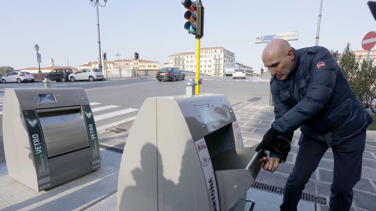 Marco Redini, funzionario dell’ufficio Ambiente, mostra l’utilizzo dei nuovi cassonetti (Foto Muzzi)