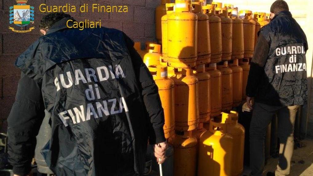 Cagliari, la polizia tributaria sequestra due depositi abusivi di bombole