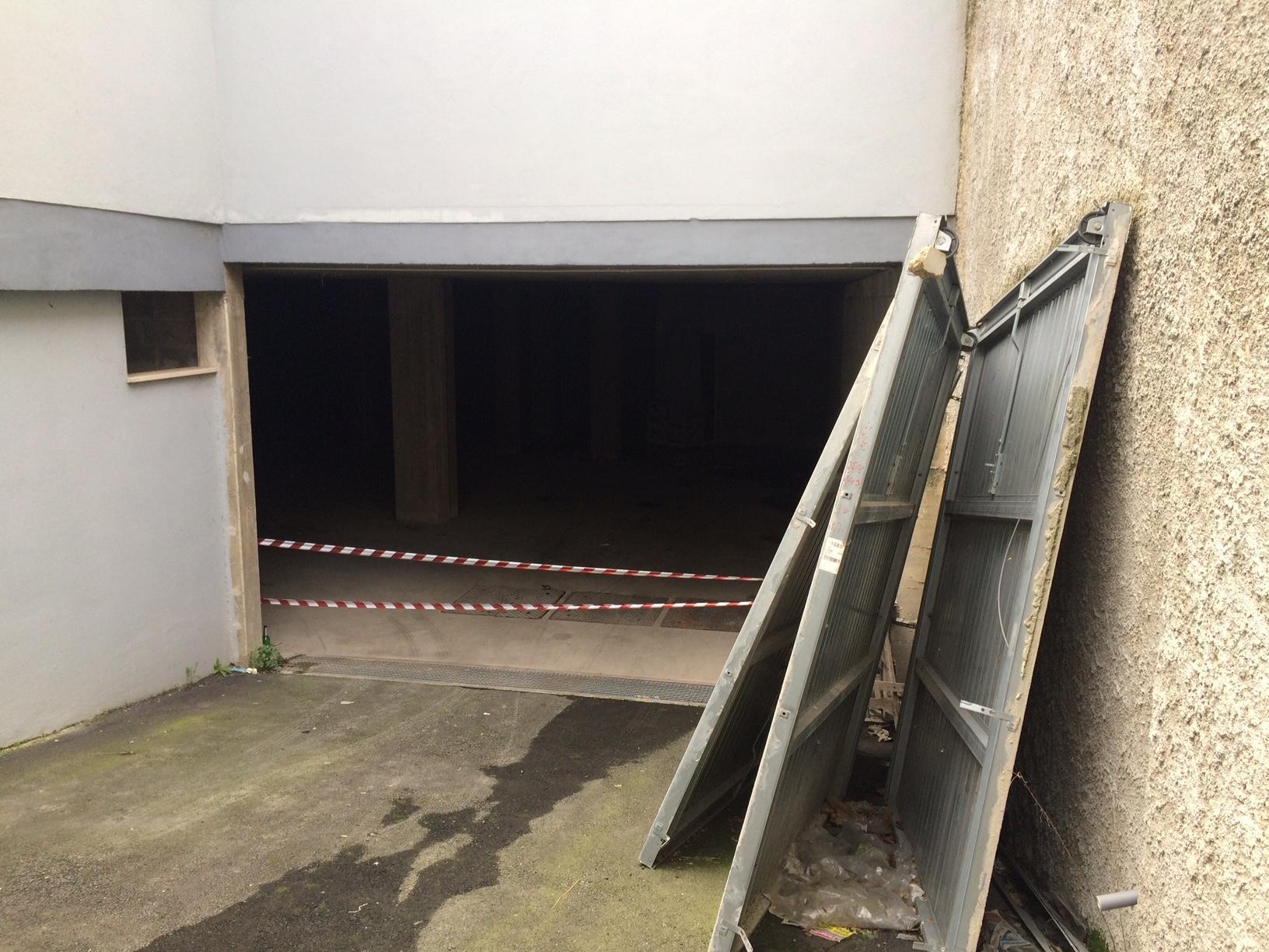 L'ingresso del seminterrato andato a fuoco