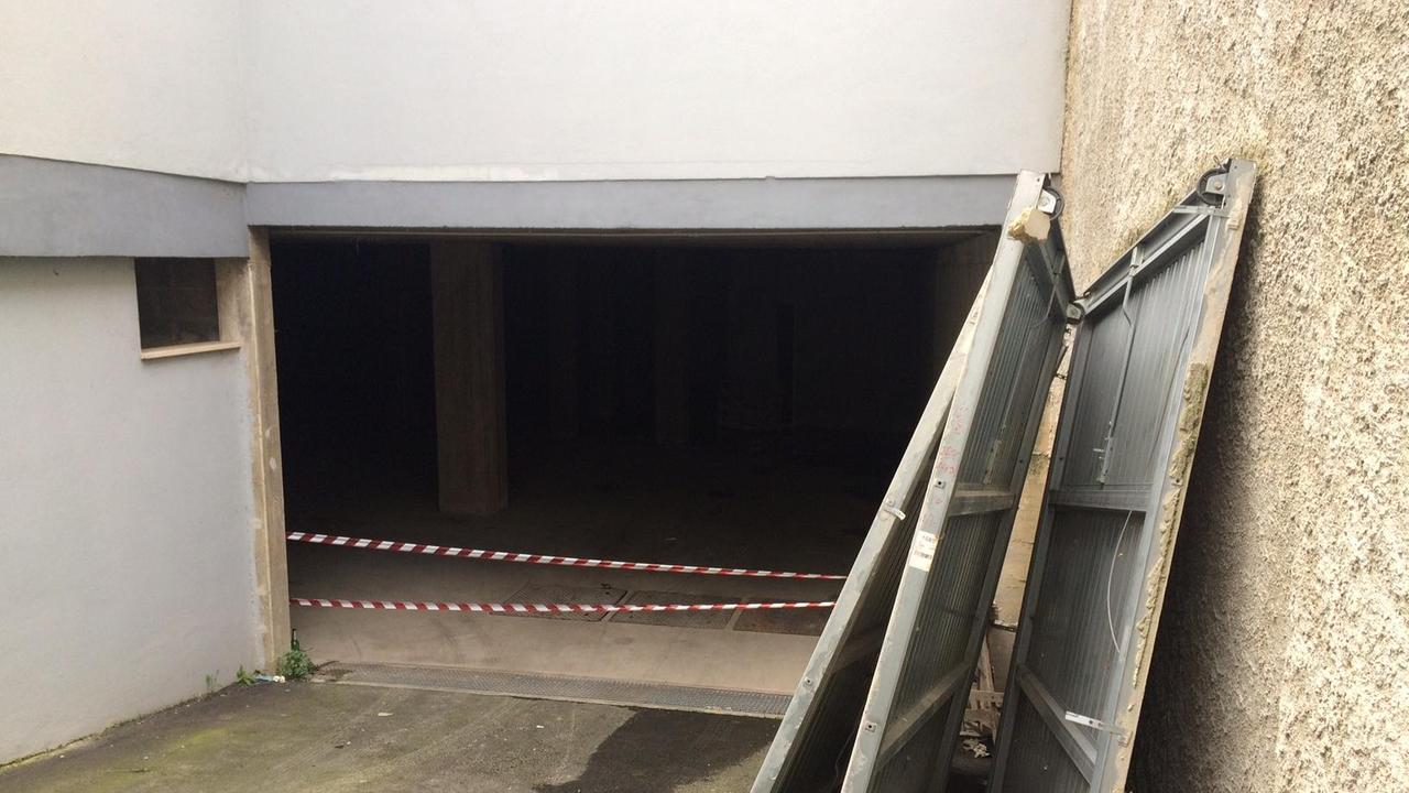 L'ingresso del seminterrato andato a fuoco