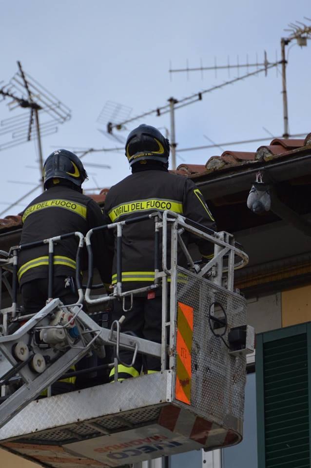 L'intervento dei vigili del fuoco in piazza Duomo (foto Christian Bernardinelli)