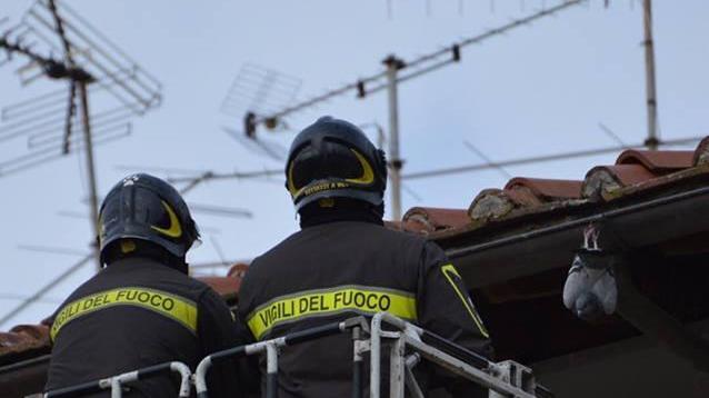 L'intervento dei vigili del fuoco in piazza Duomo (foto Christian Bernardinelli)