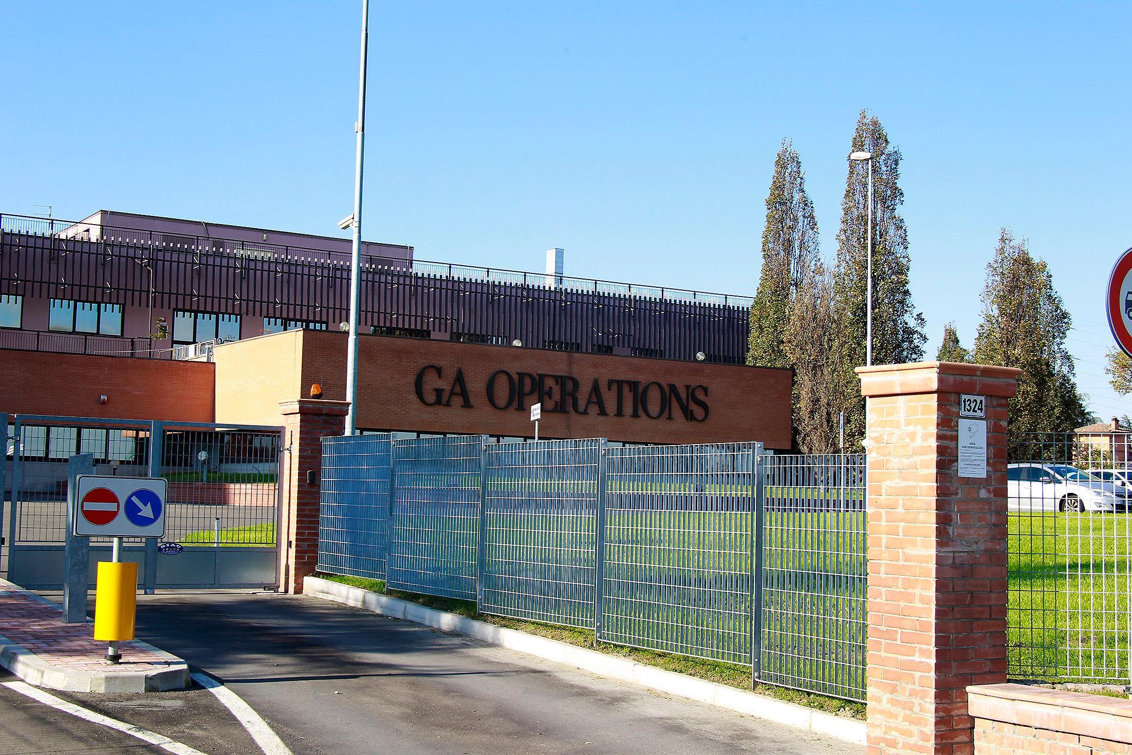Sos dall' Giorgio Armani Operations di Modena: "Le operaie lavorano al gelo" 