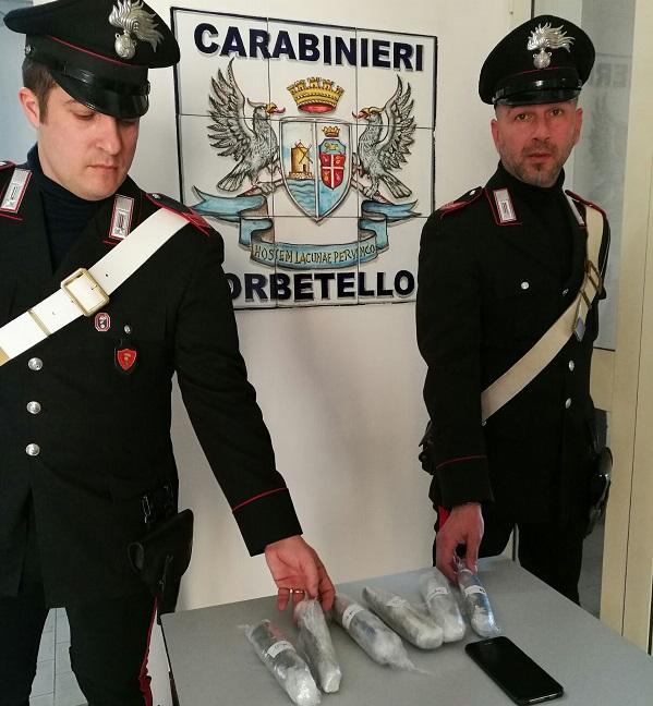 I sei panetti di marijuana trovati nell'auto dell'uomo che è stato poi arrestato