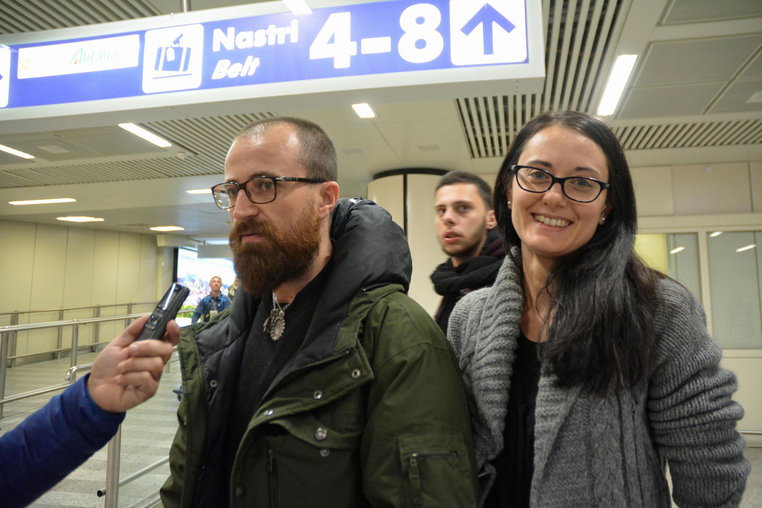 Gianmarco e Valentina, una delle due coppie di pratesi sbarcate a Fiumicino (Ansa)