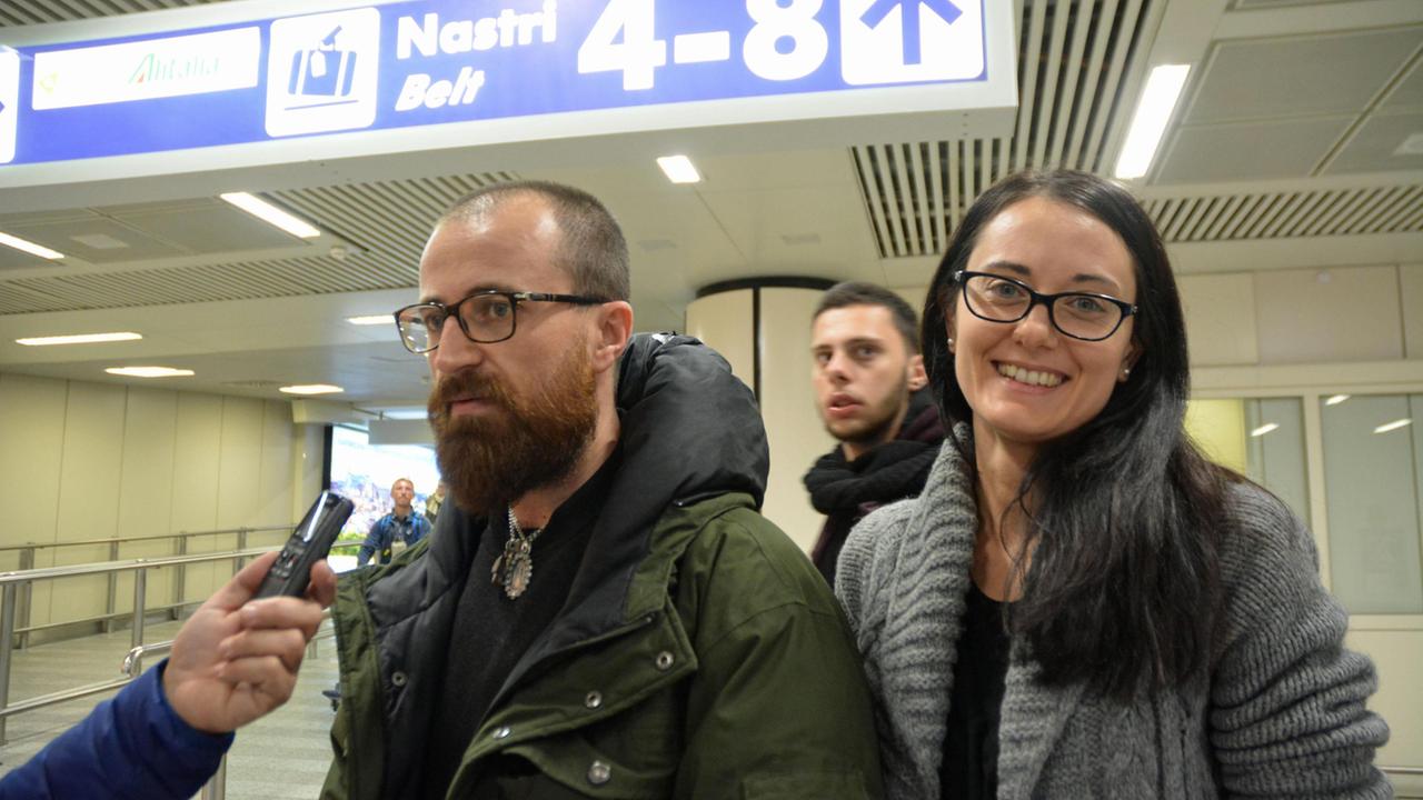 Gianmarco e Valentina, una delle due coppie di pratesi sbarcate a Fiumicino (Ansa)