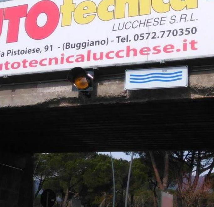 Un semaforo installato sul cavalcavia dell’ippodromo