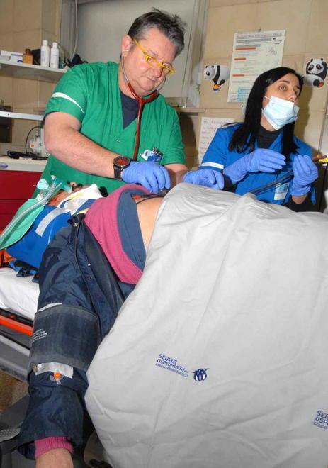 Si prestano le prime cure ad un paziente al pronto soccorso del San Jacopo