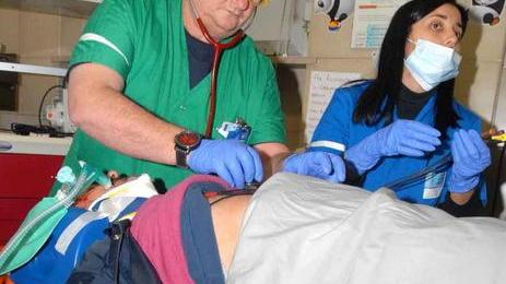 Si prestano le prime cure ad un paziente al pronto soccorso del San Jacopo