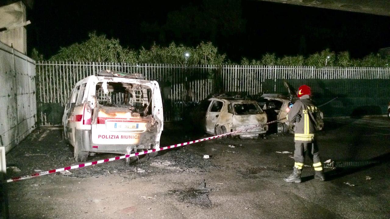 Le auto incendiate nel magazzino di Rosignano Solvay (foto Michele Falorni)
