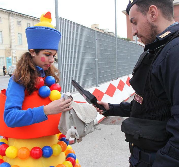 Carnevale di Viareggio, si alza l’asticella della sicurezza: più controlli agli ingressi 