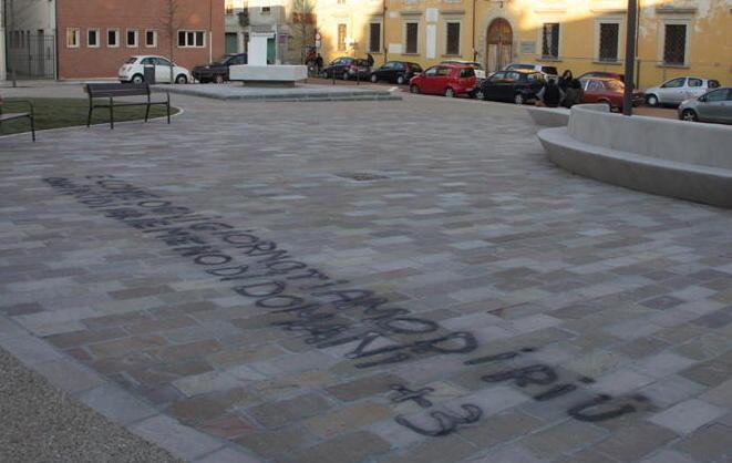 Imbrattata la nuova piazza 