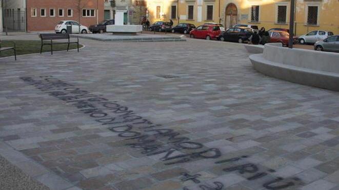 Imbrattata la nuova piazza