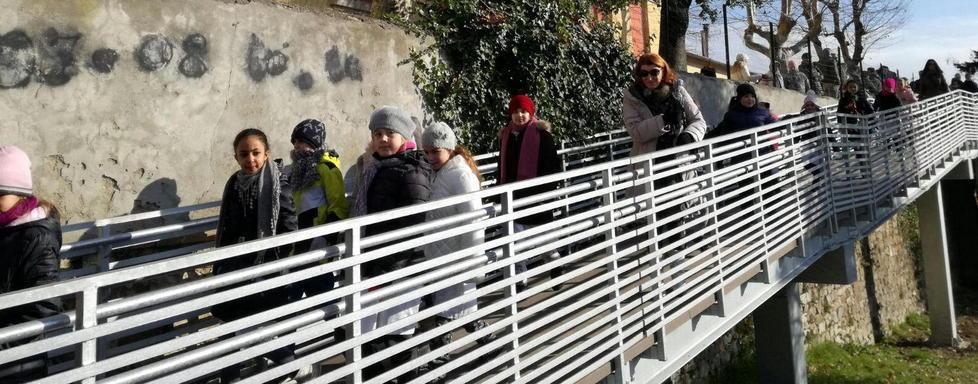 Girotondo dei bimbi per inaugurare le nuove passerelle