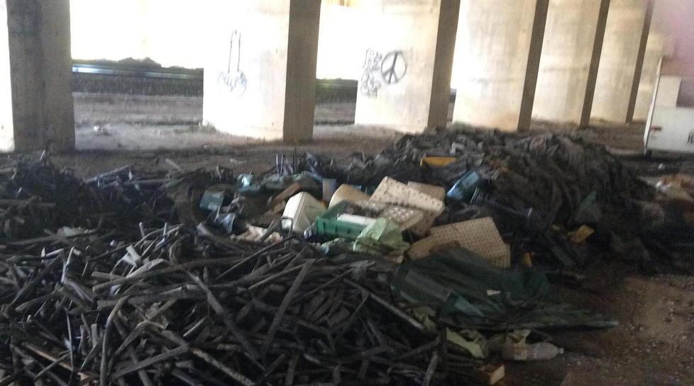 Eternit e plastica sotto il cavalcavia una maxi discarica 