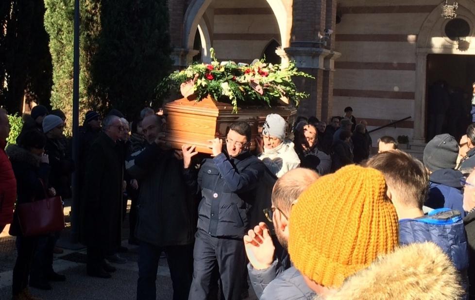 In centinaia per l’addio a Giancarlo Scarpelli 