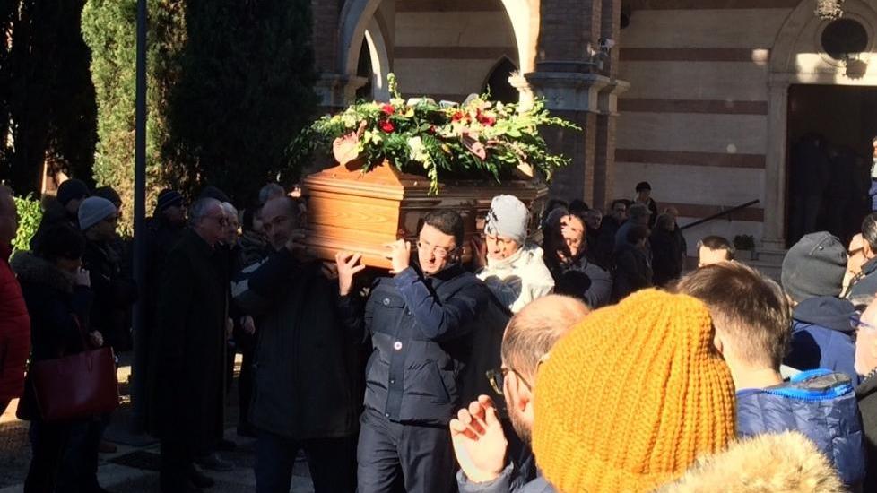 In centinaia per l’addio a Giancarlo Scarpelli