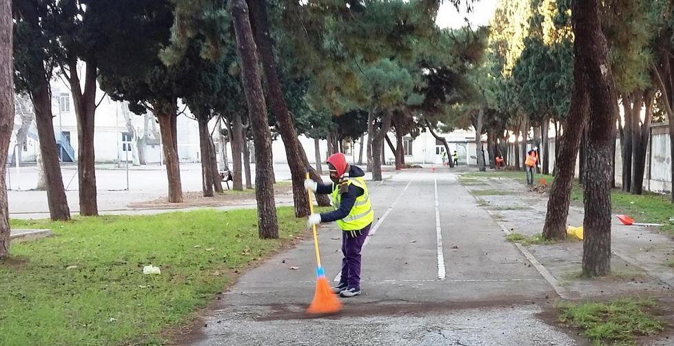 Gran pulizie coi migranti a partire da piazza Dante 