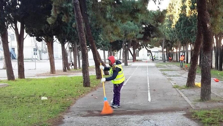 Gran pulizie coi migranti a partire da piazza Dante
