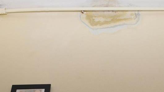 Infiltrazioni nelle pareti degli appartamenti e l’acqua che “piove” dal tetto
