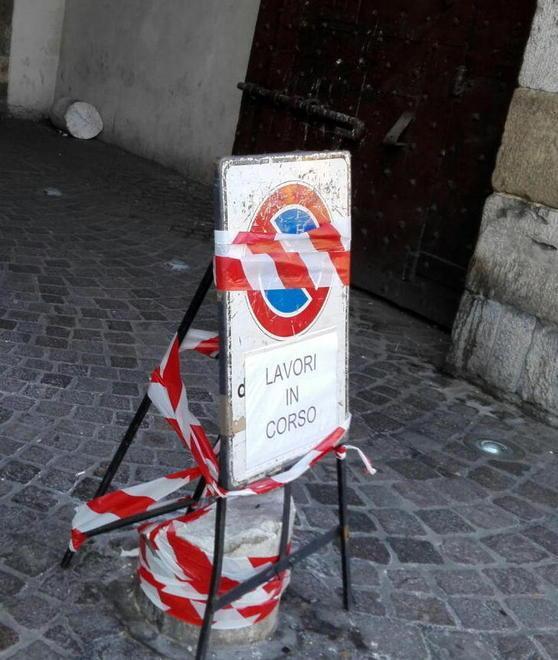 Auto a tutta velocità spezza un pilone di porta Santa Maria 