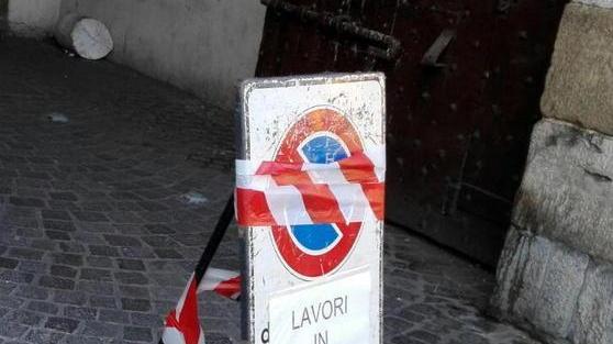 Auto a tutta velocità spezza un pilone di porta Santa Maria