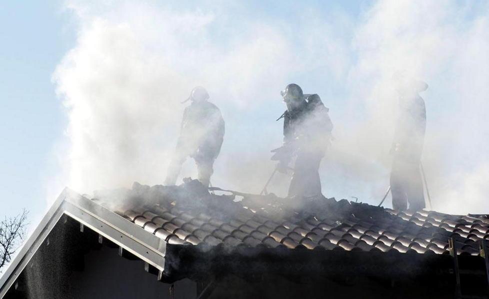 A fuoco il tetto di una casa famiglia inglese evacuata 