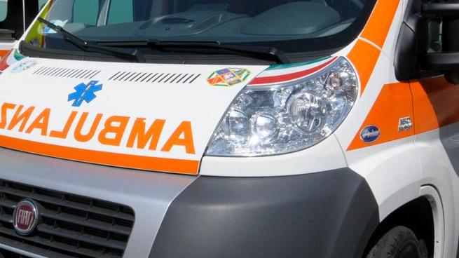 Scivola dal tetto e rimane incastrato: salvato dai vigili
