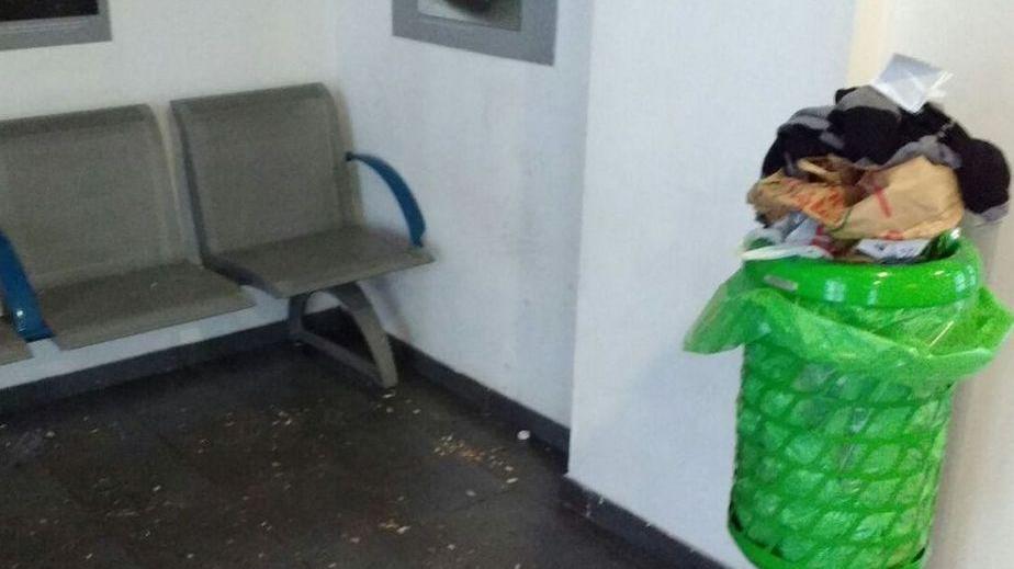 Bivacco alla stazione e rifiuti nel week end