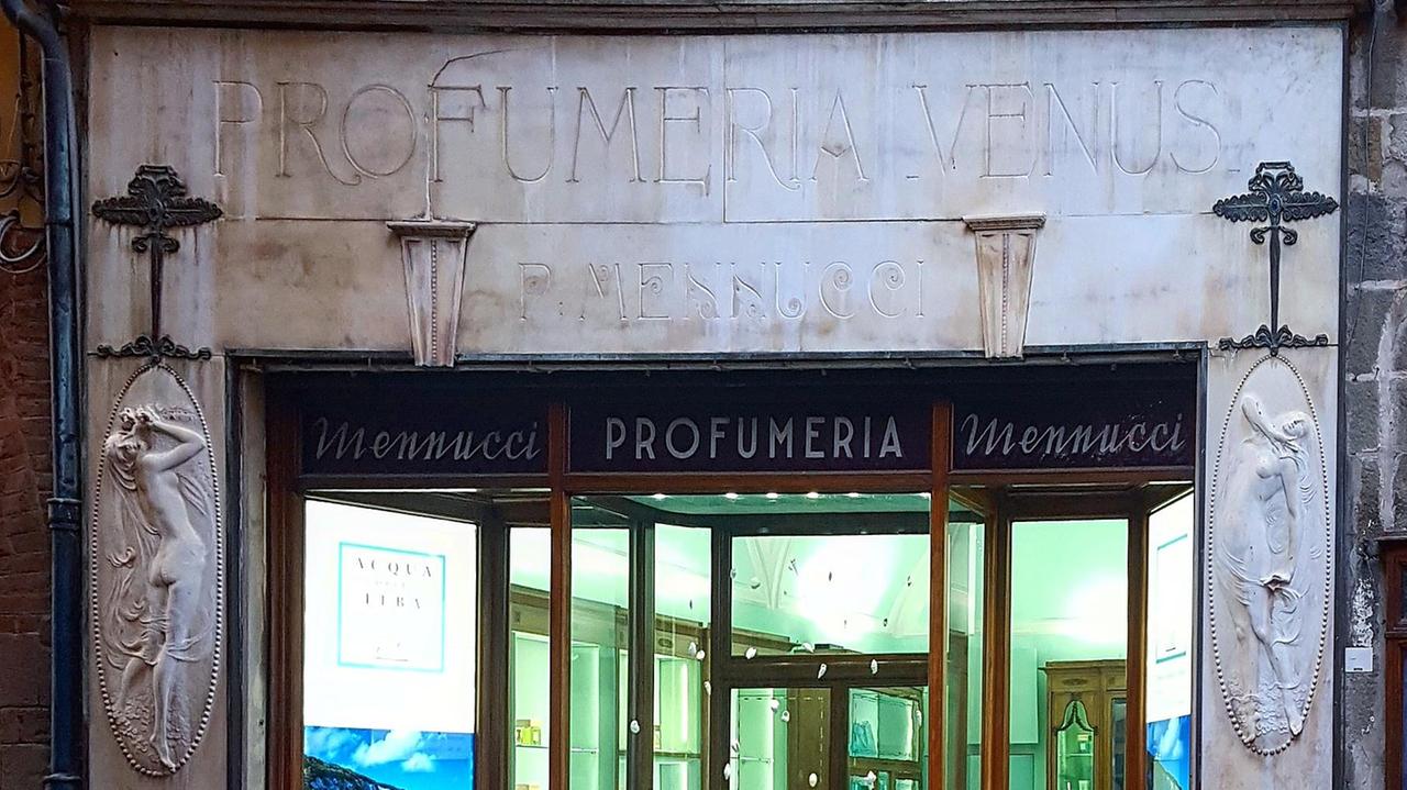 La vetrina dell'ex profumeria Venus