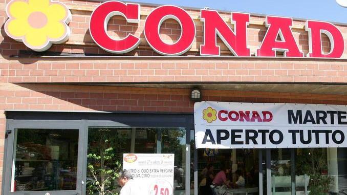 Il Conad di Arceto, ieri pomeriggio preso di mira dai rapinatori