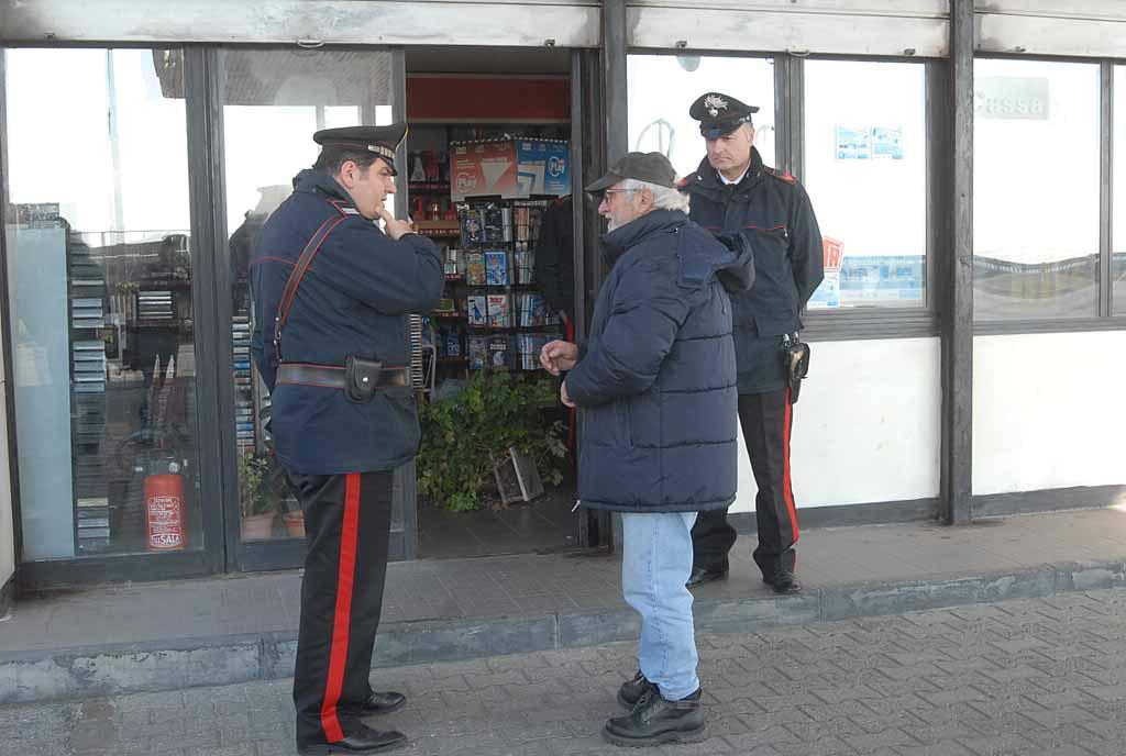 I carabinieri mentre sentono la testimonianza del benzinaio, che ha reagisto alla rapinatrice