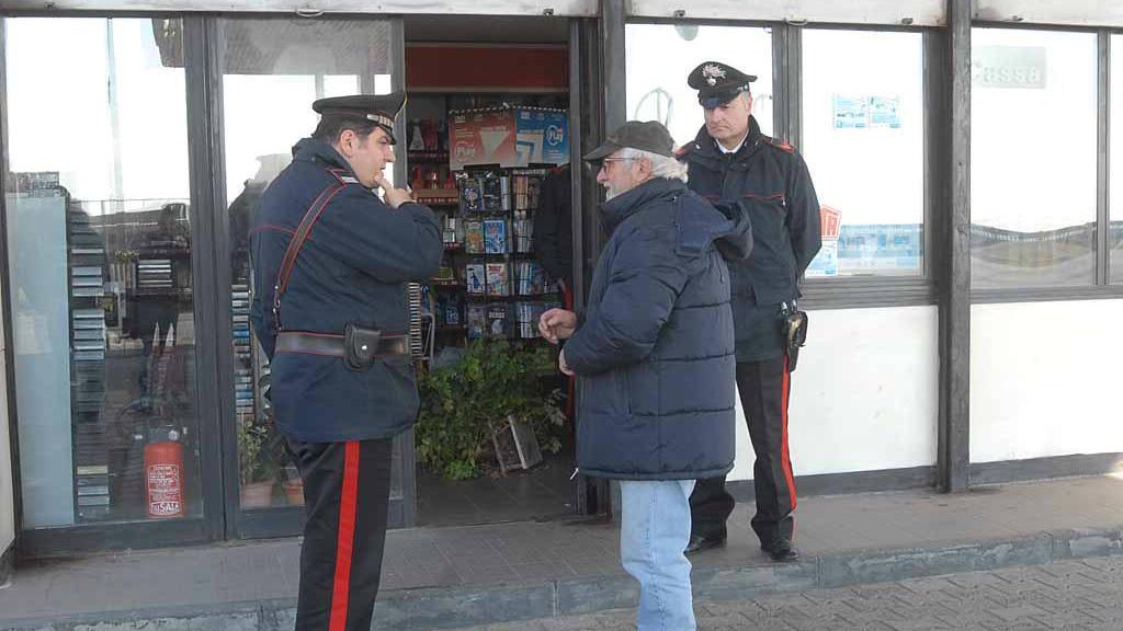 I carabinieri mentre sentono la testimonianza del benzinaio, che ha reagisto alla rapinatrice